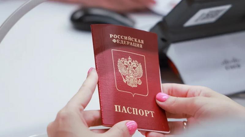 Российских туристов массово разворачивают на границе из-за ошибки в загранпаспорте