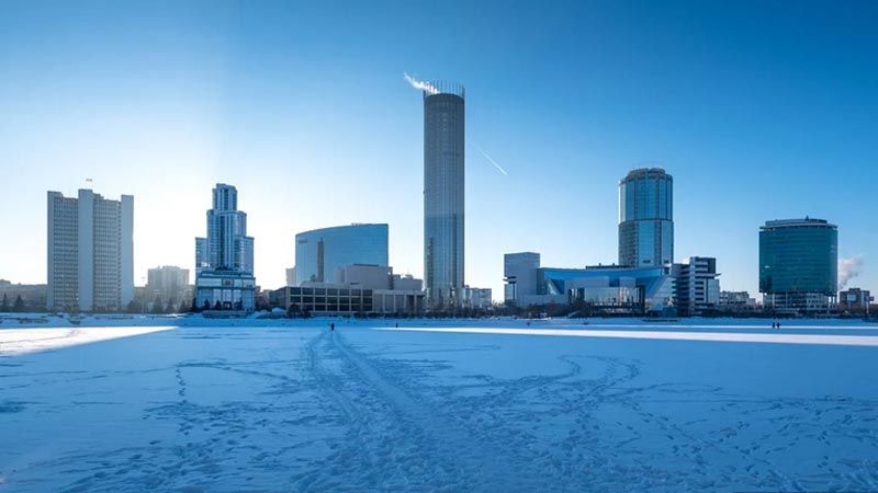 В два раза ниже. Перелет из Москвы в Екатеринбург за 1999р. в одну сторону