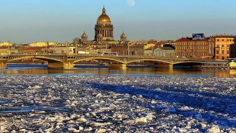 Планы на каникулы. Перелет из Москвы в Санкт-Петербург за 2 590р. туда-обратно