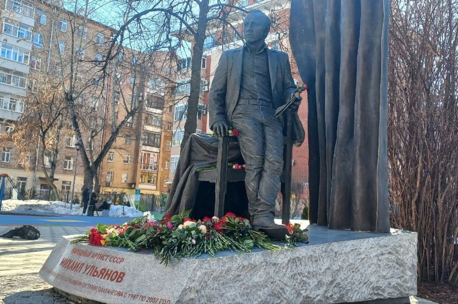 В честь дня театра в Москве открыли памятник Михаилу Ульянову